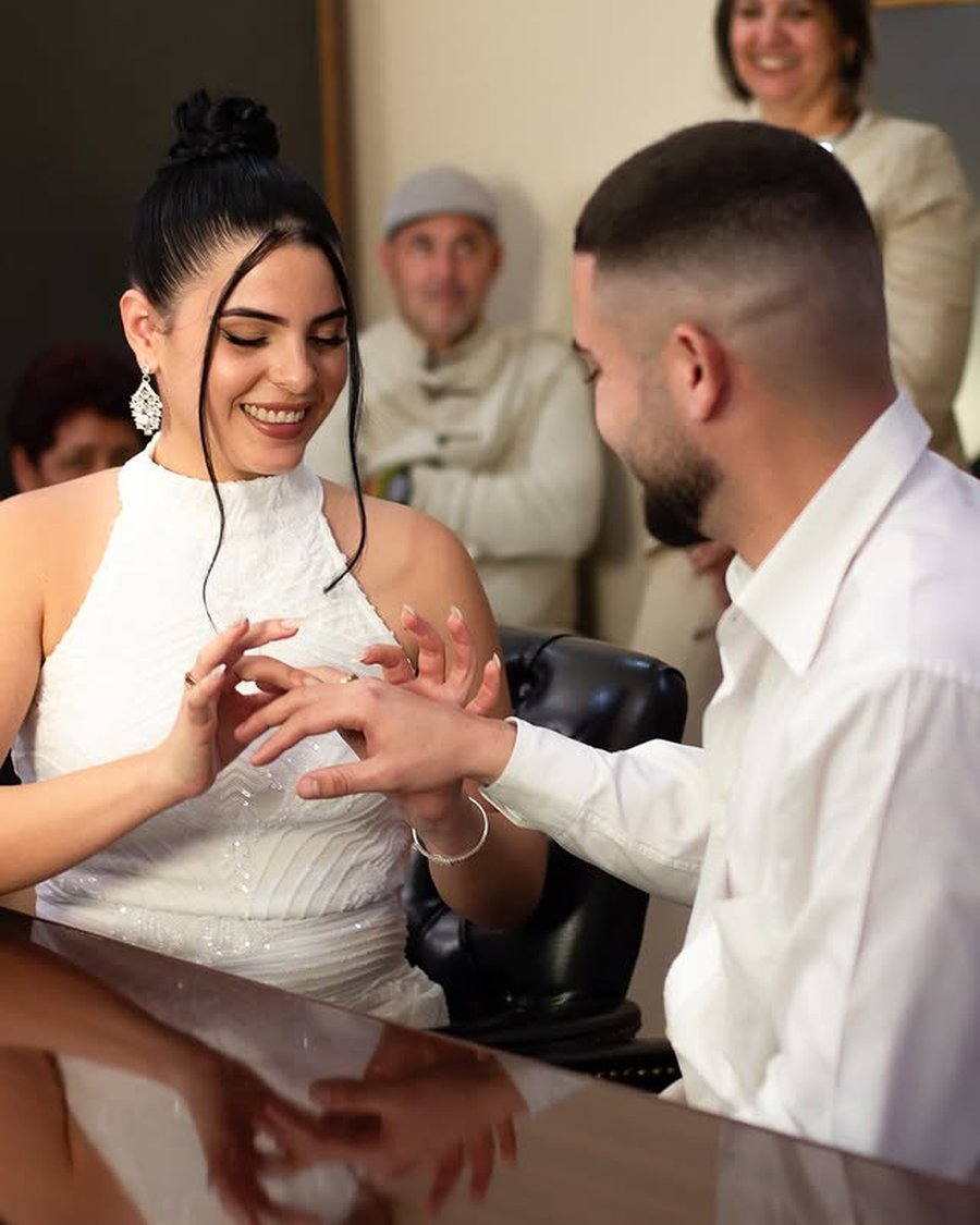 Pareja de novios colocándose los anillos de boda
